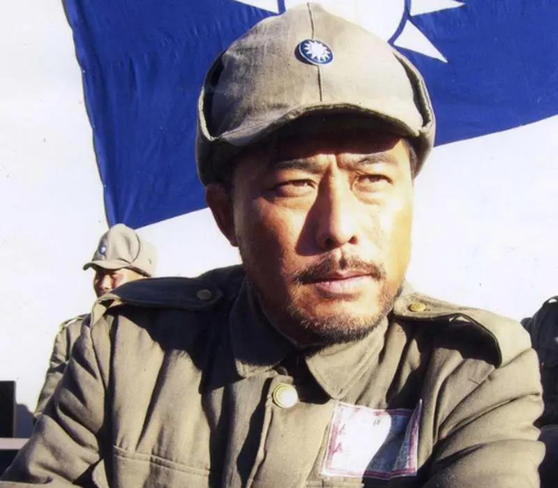 1948年12月22日，解放军攻入新保安，35军军长郭景云很顽固，掏出手枪连开