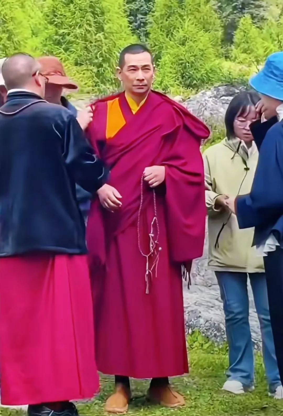 赵文卓现身川西拍新电影，他为了新角色，剪了寸头，穿上了藏袍，手上拿着佛珠，神情严