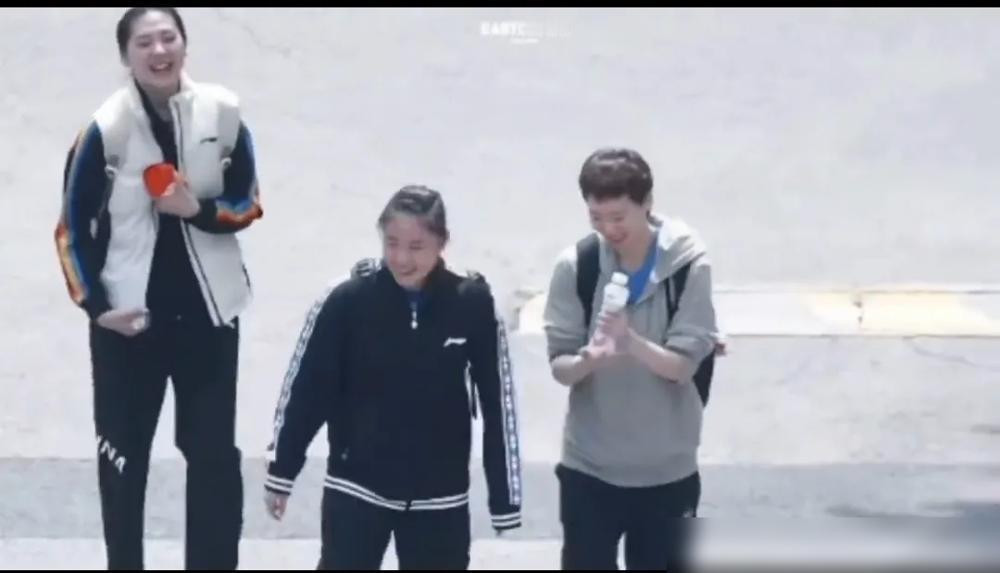 王曼昱身边藏着个王炸，15岁就掀翻了世界第一，这盘棋下得真大。这姑娘叫陈熠，