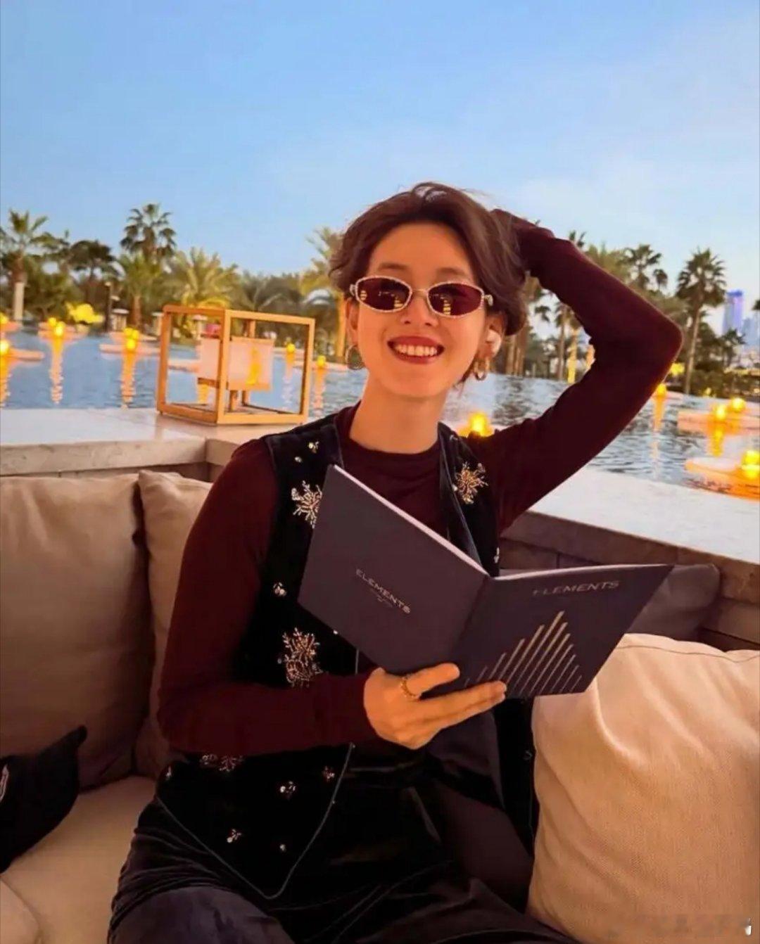 章泽天晒圣诞美照，一头微卷发优雅迷人，不用带娃阔太在国外生活好惬意！！！！！