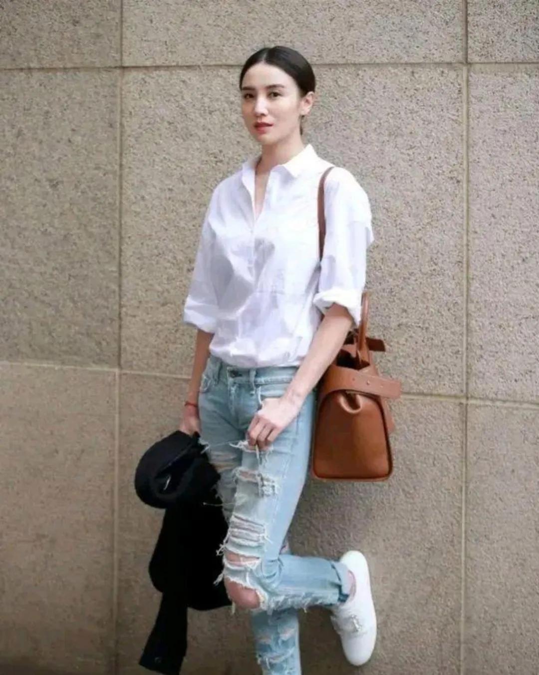 宋佳这一身也太会穿了吧✨白衬衫+破洞牛仔裤，简单干净又随性，扎个低马尾，整个