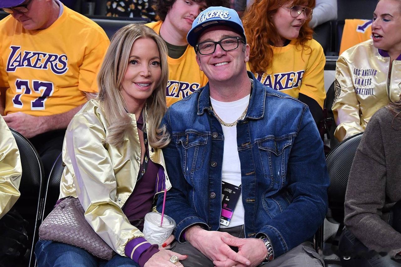 湖人管理层大换血！巴斯家族两兄弟遭解雇，球队运营重组背后暗藏玄机