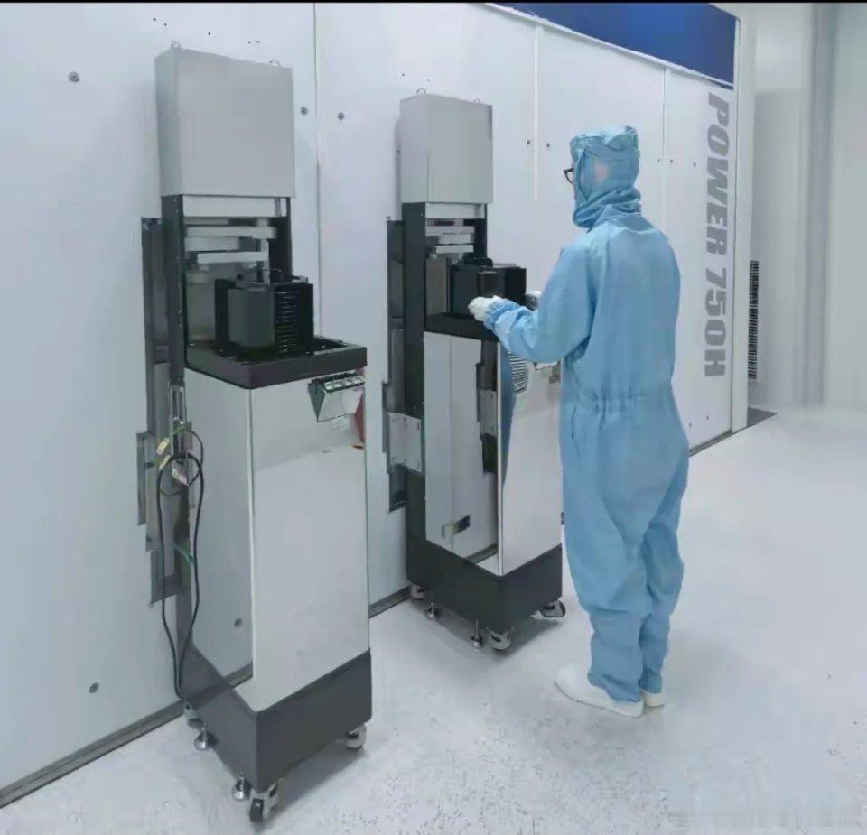 “制造芯片的三台机子”1、刻蚀机2、注入机3、光刻机第一个中国很先进，第二个一直