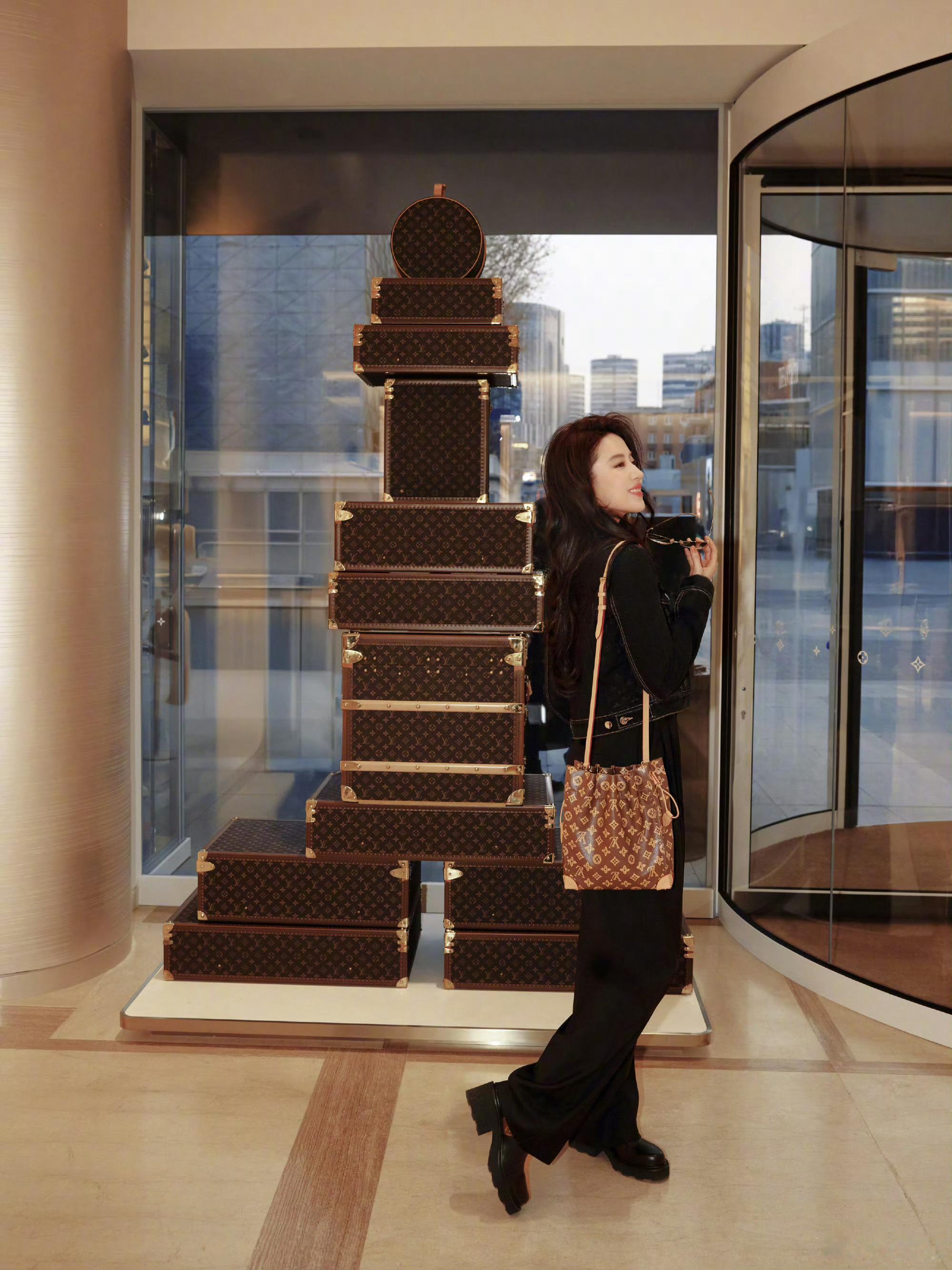 还得是刘亦菲啊，随随便便照一下都这么美，千金小姐感直接拿捏！刘亦菲三里屯打卡