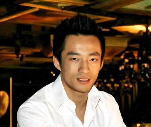 最近汪小菲直播怼黑粉说必须活着养孩子背后的事儿其实没那么简单最近网上吵得挺凶