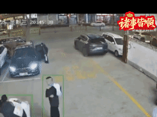 都说中国人骨子里藏着爱看热闹的天性，这话一点不假，山西这一家三口的举动，更是把这