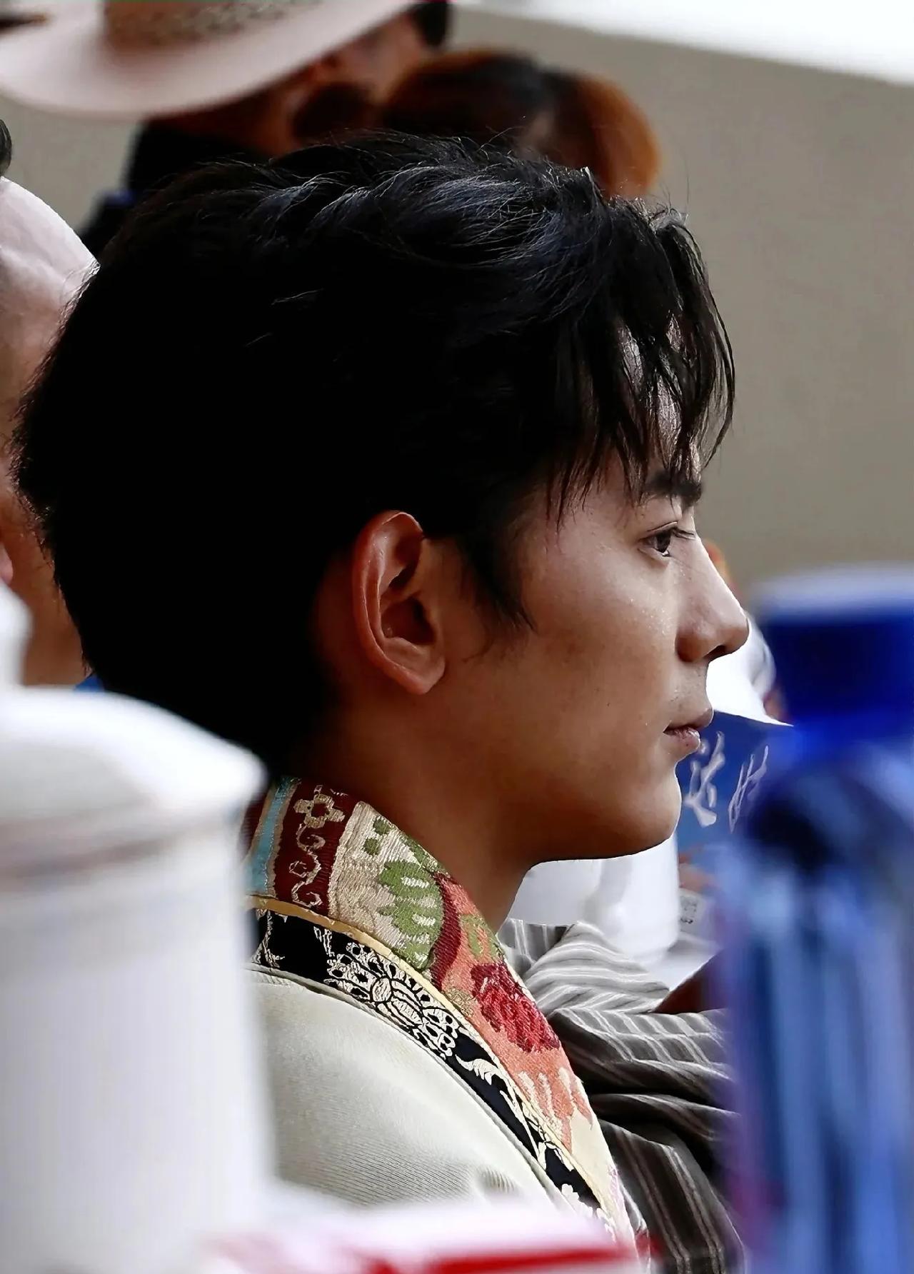 丁真五官其实一般般，胜在气质纯净自然。#丁真旧照#