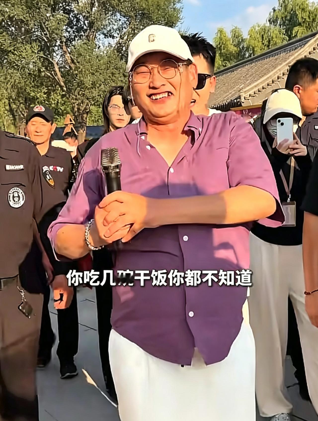 记者采访大衣哥，说你会开自己的演唱会吗？大衣哥朱之文说，从来没想过，自己
