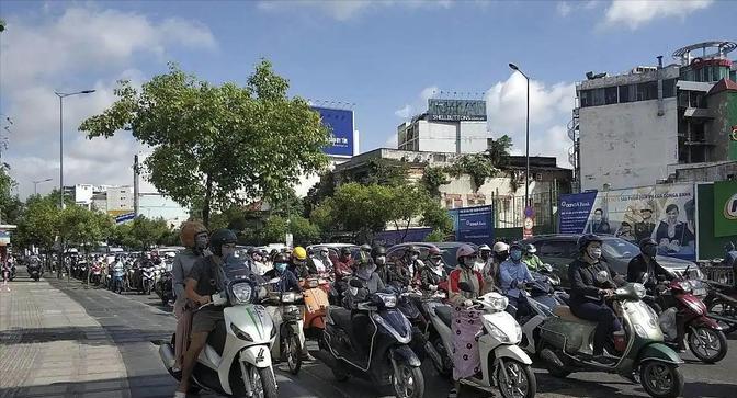越南急了！中国怎么办？越南的街头，曾被滚滚的摩托车洪流所主宰。那密密麻麻的摩托大