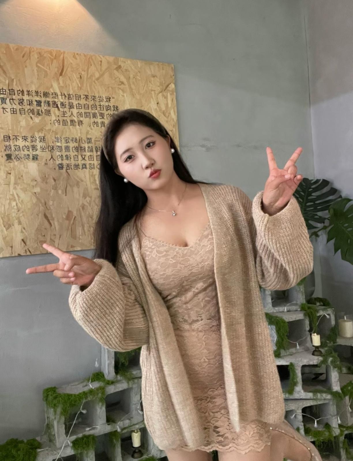 丰满圆润的女孩，养眼。