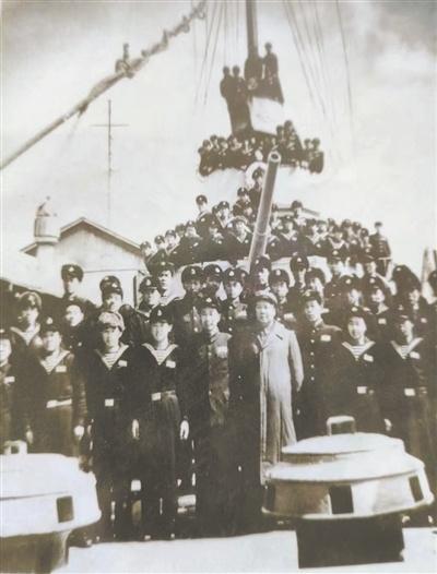 1953年，毛主席来到陈独秀的老家安庆视察。突然，毛主席问工作人员：“陈独秀家还