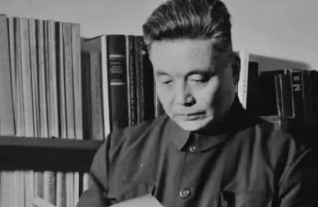 1986年7月，弥留之际的邓稼先提出，想要再去看一次天安门。轿车驶过时，一直看着