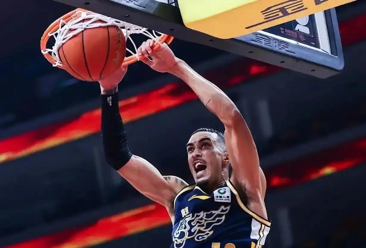 只有双外援的广东宏远，越打越好！对青岛，110-105，麦考尔43分完成自我救