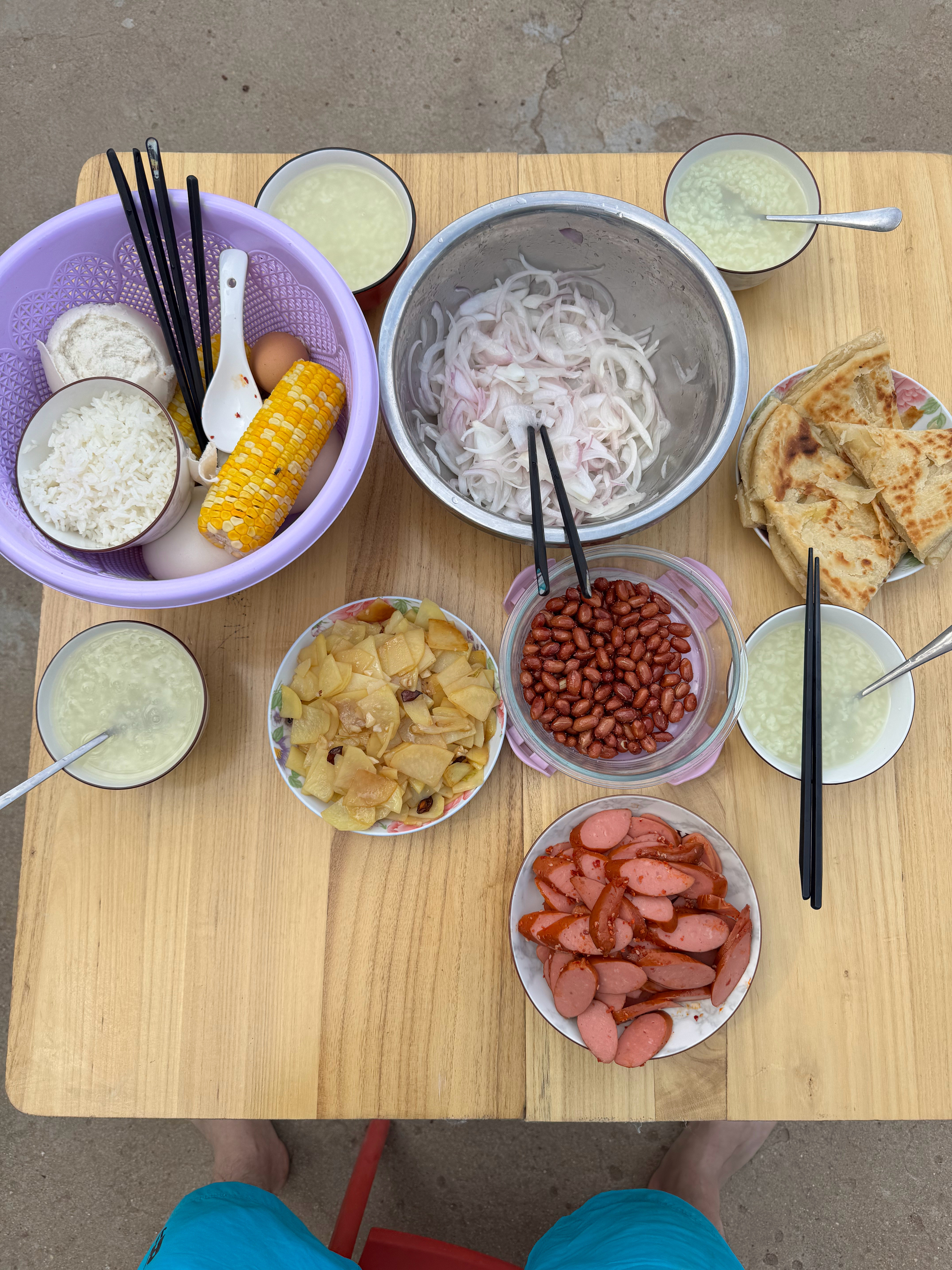 早餐：凉拌洋葱、炒花生米、煎饼、香肠、炒土豆片、烙油饼，这菜中不中​​​