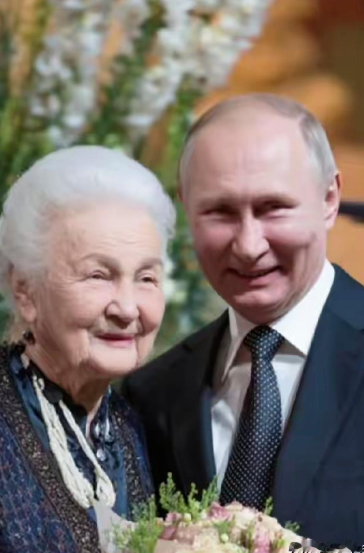 谁看了普京老母亲不感慨！满头银发慈眉善目，这份温润底色里，竟养出个把俄罗斯扛在