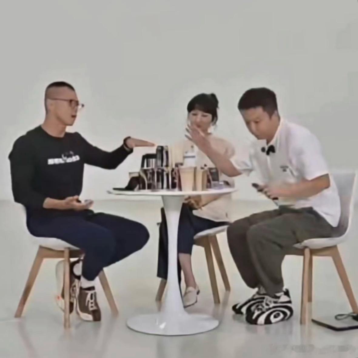 看了下陈震和赛车星冰乐的直播回放，有些对话属实挺难绷。赛车星冰乐先问小米汽车是不