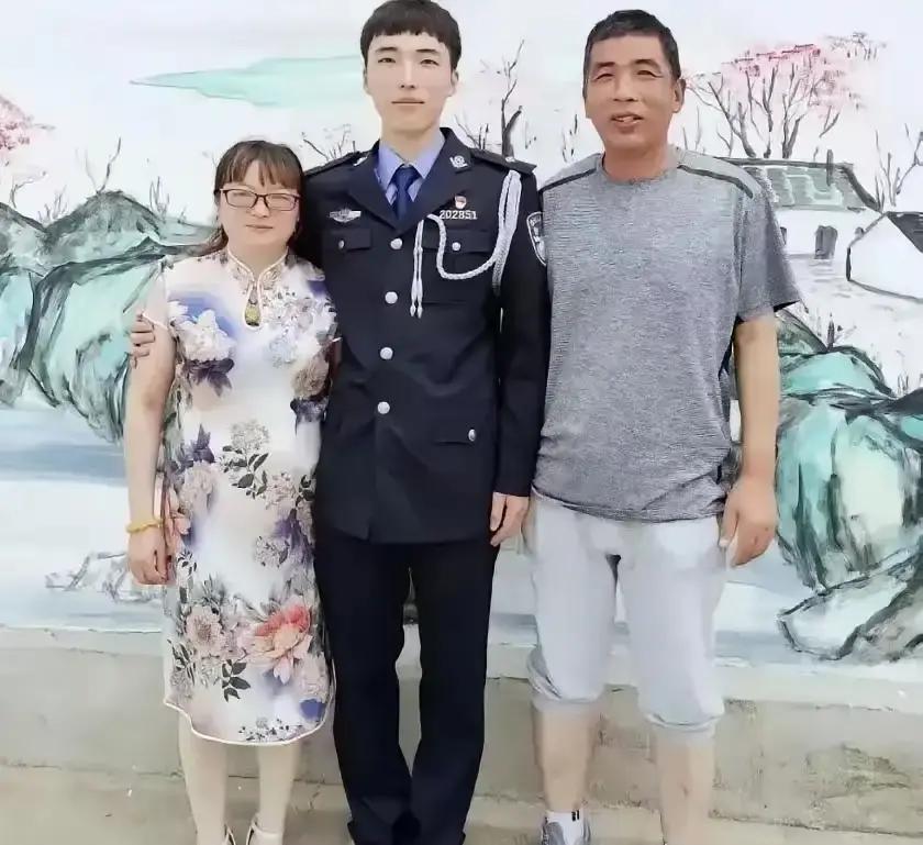 江苏一女子，儿子因公牺牲，她伤心欲绝，每天以泪洗面，2022年一天，她在商场，突然看到儿子身影，她心