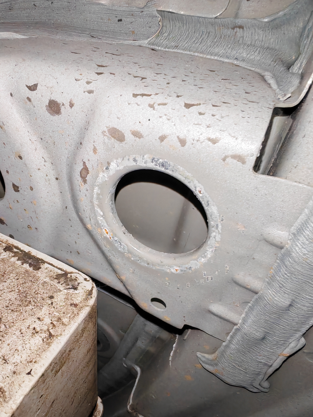 有没有发现底盘举升受力点出厂就有掉漆我今天提车的时候验车发现的，应该是厂家车间