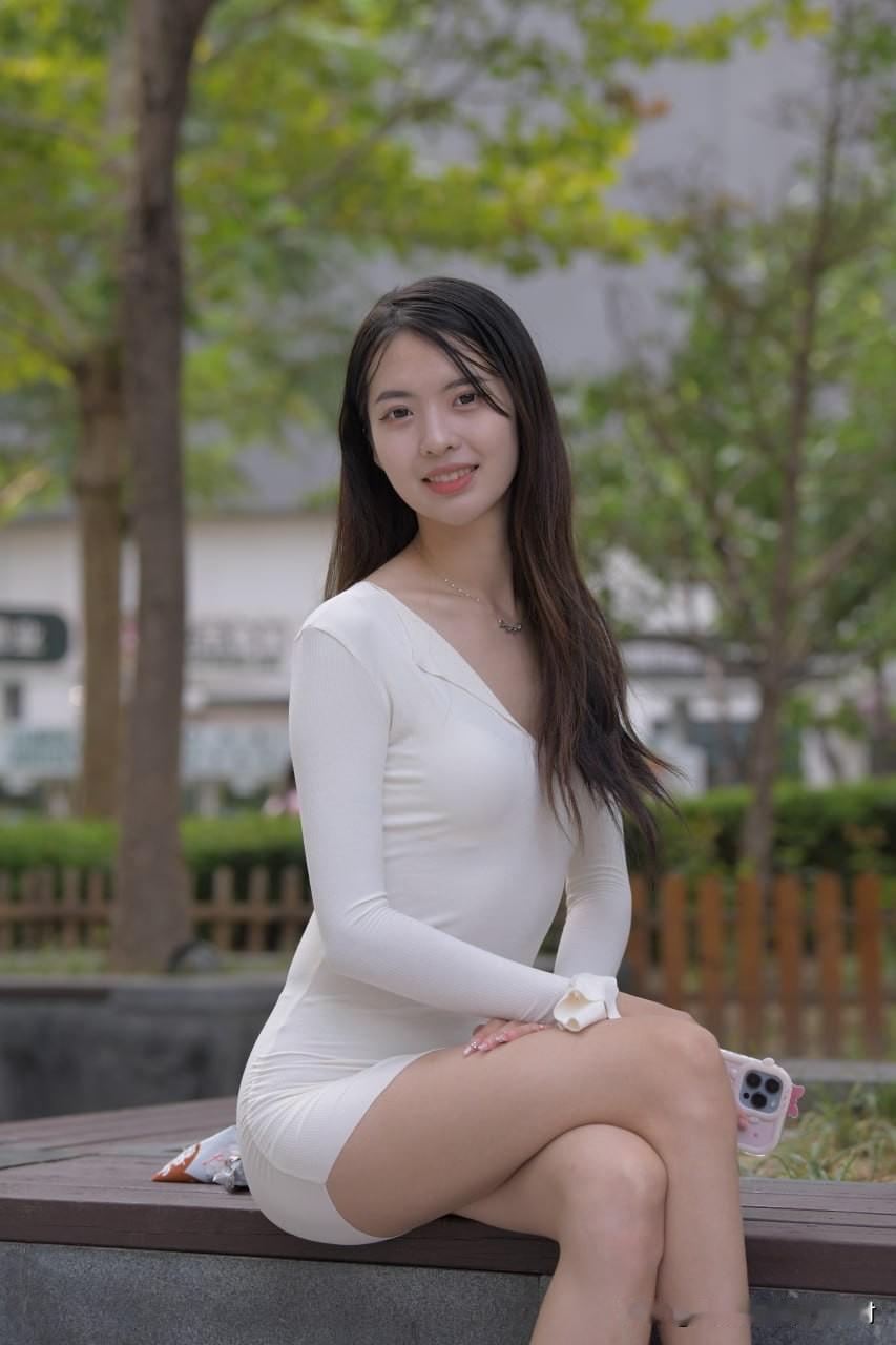 穿紧身白裙逛街边，算“穿搭太出挑”吗？路人争论不休紧身白裙将身体包裹得严严实实