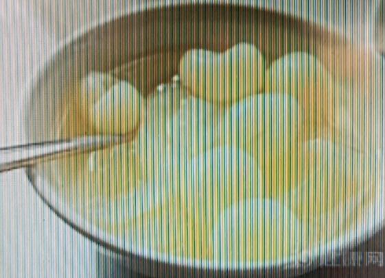 女人肾虚，有些食物可多吃。黑色食物就很不错，像黑豆，富含蛋白质、维生素等营养，能