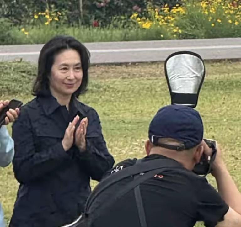 63岁何超琼在安徽，参加女企业家晚宴，脸部苍老，不做医美很自然​​​