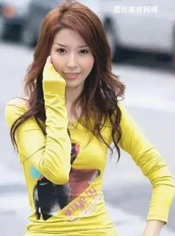 2005年3月，周杰伦公开承认和侯佩岑恋爱，却让“双J”恋情瞬间崩盘，这段感情最