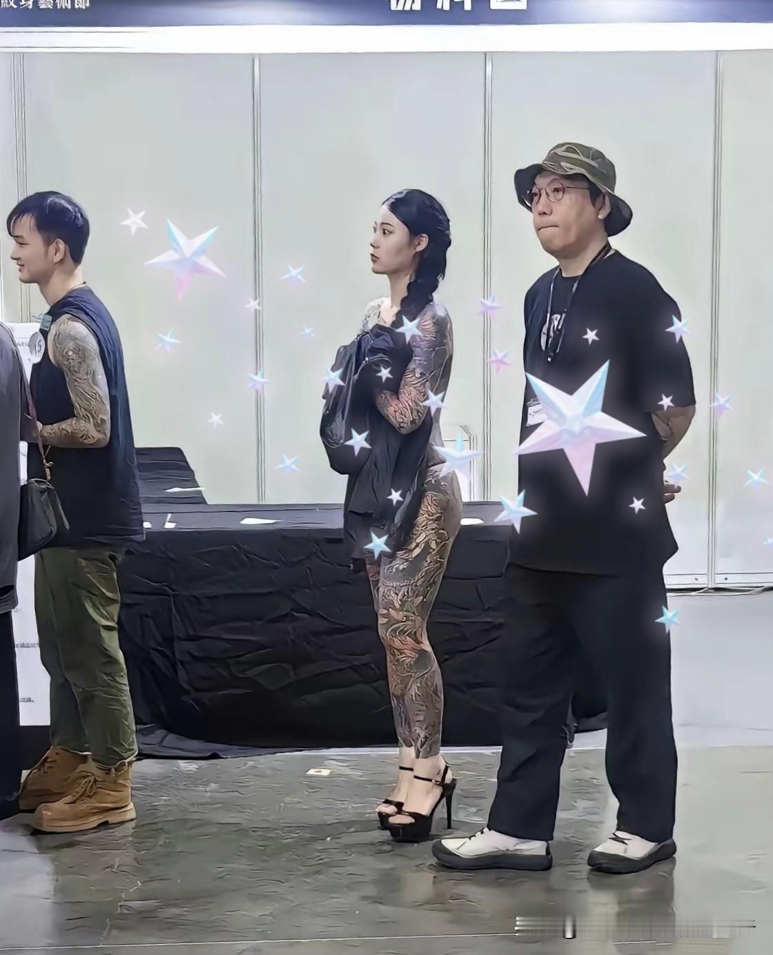 真想不到，纹身展现在这么“野”？龙门国际纹身艺术节里那姑娘全身裹满纹身站在会