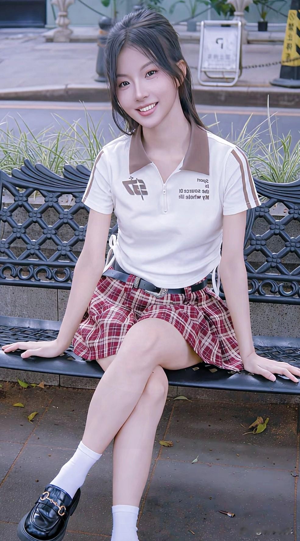 红格纹与奶白polo，把青春感穿在了身上。每天美丽照片分享晒晒少女靓影分享一张