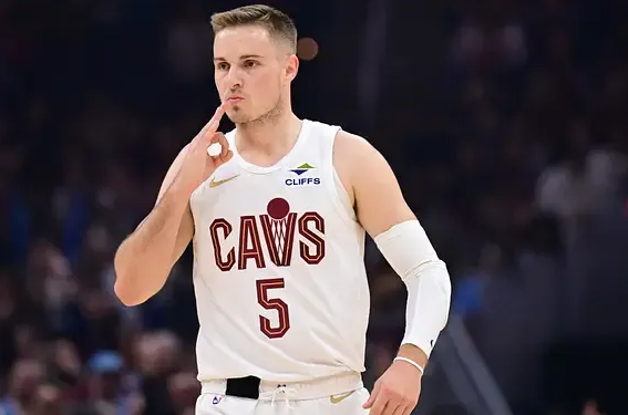 NBA季后赛东决G3，骑士对阵尼克斯。阿奴诺比单臂劈扣&尼克斯领先到12分，阿