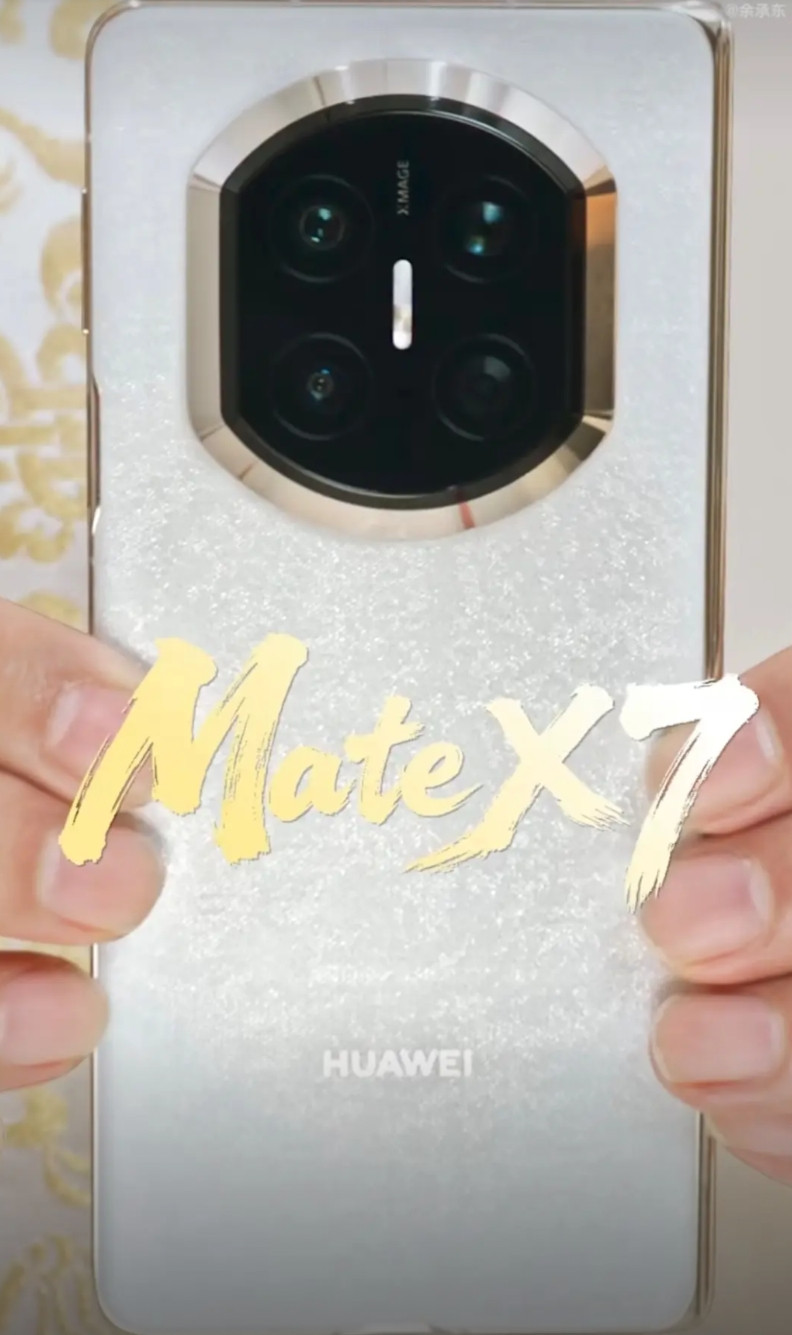 哈哈哈，大嘴哥越来越会玩了，穿着“云锦”，说着“要四个字”请问大家是哪四个字？