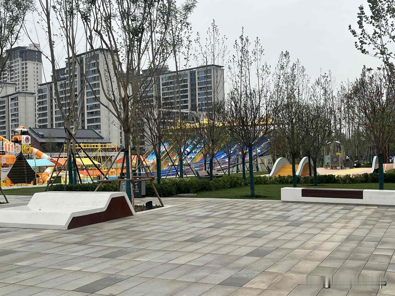 基本概况：红旗铁路公园位于西安市，北起红旗东路、南至华清西路，横跨未央区和新城区