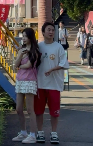 王思聪分手连字都懒得打，已读不回就完事！女方追到日本，结果撞见人家搂着新妹子亲上