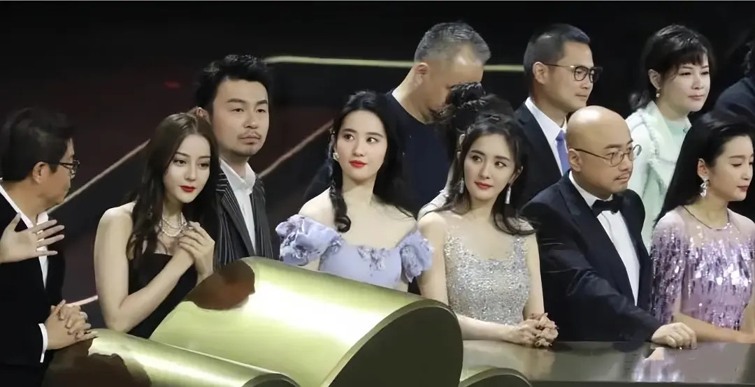 作为内娱神颜的迪丽热巴和杨幂、唐嫣、杨紫、Angelababy等女星的同框，赢的