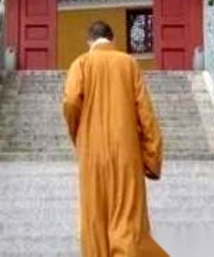 一个和尚，死了。整理遗物时，翻出来一张存折，474万。更炸裂的是，一个女人找