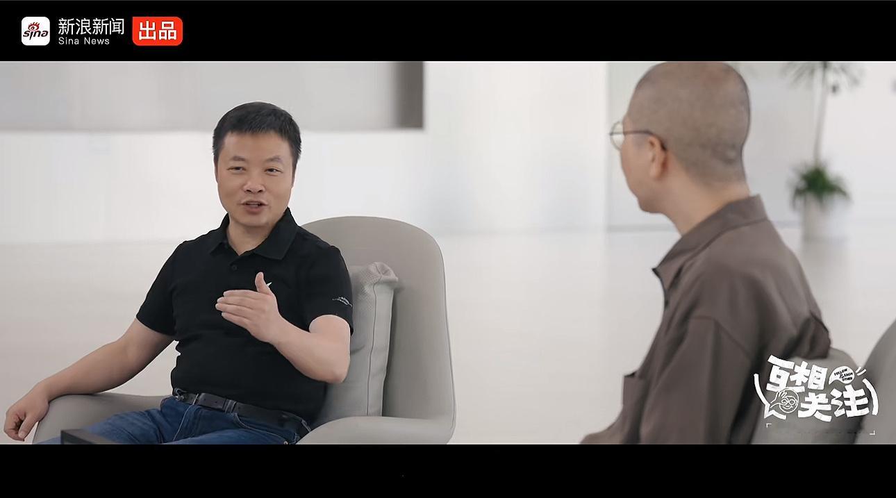 李诞向何小鹏取创业经这两个人坐在一起聊创业，还挺有意思。一个从内容行业一路走出来