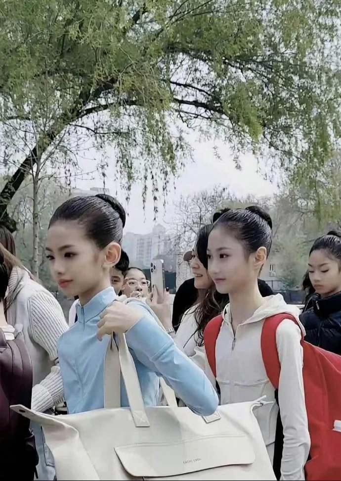 现在艺考也太卷了吧！北电招生现场这俩小姑娘颜值绝了！