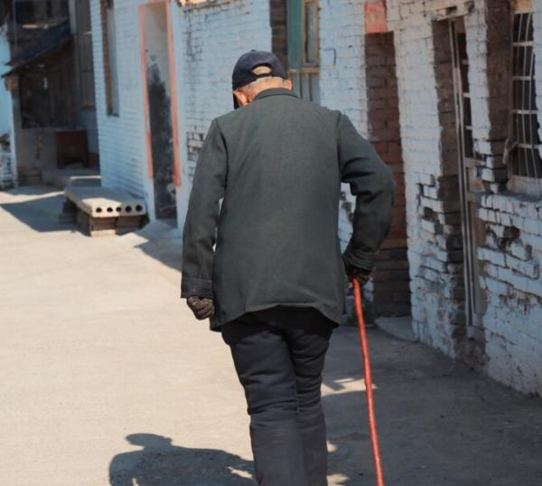 看得人直揪心！吉林一位82岁的老父亲去医院看病，取钱才发现10万养老存款