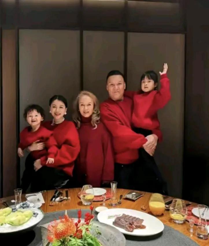 李嘉格的婚姻再次证明了一句话“门不当，户不对”。同时也理解了李嘉格的妈妈为什么在