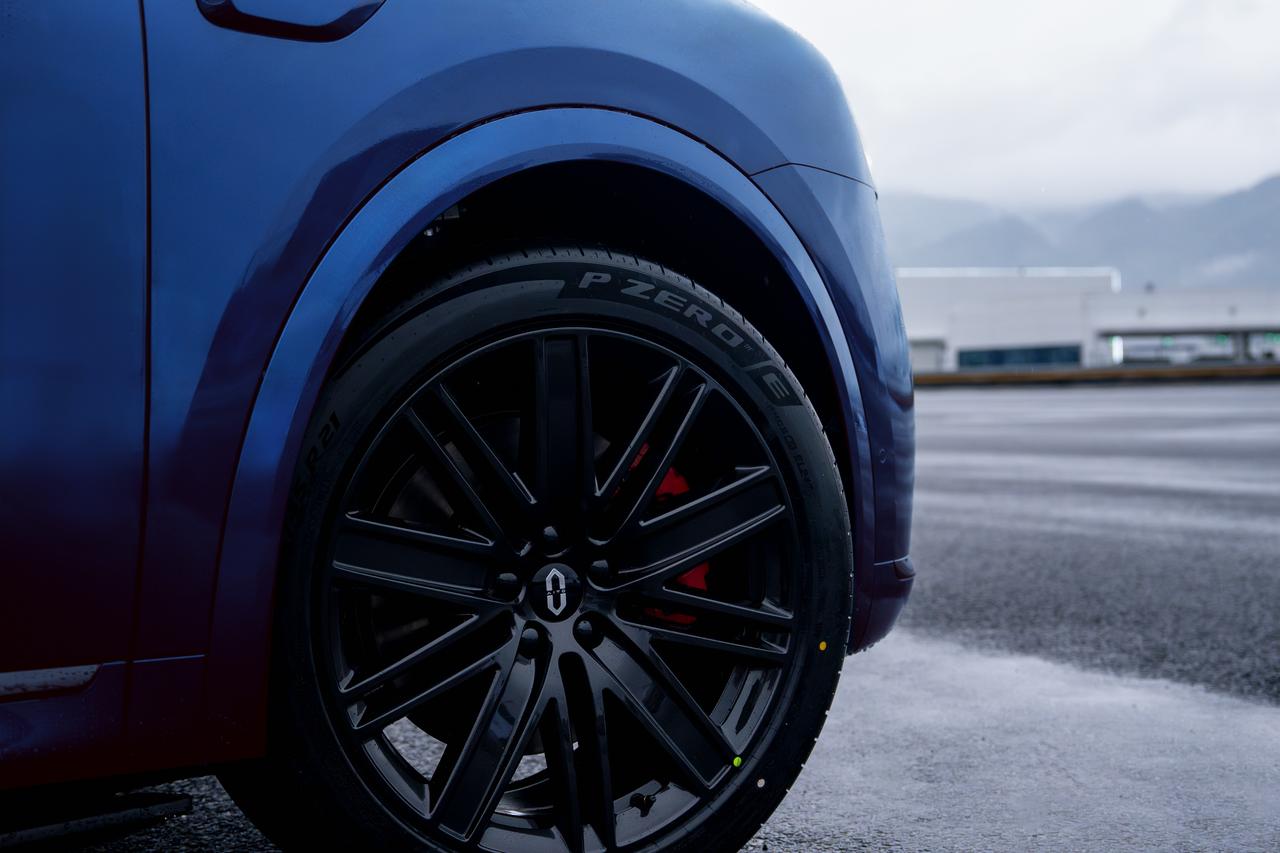 很多人还在怀疑智能驾驶的安全性，但从问界M8的实测来看，答案已经很直接了。在LC