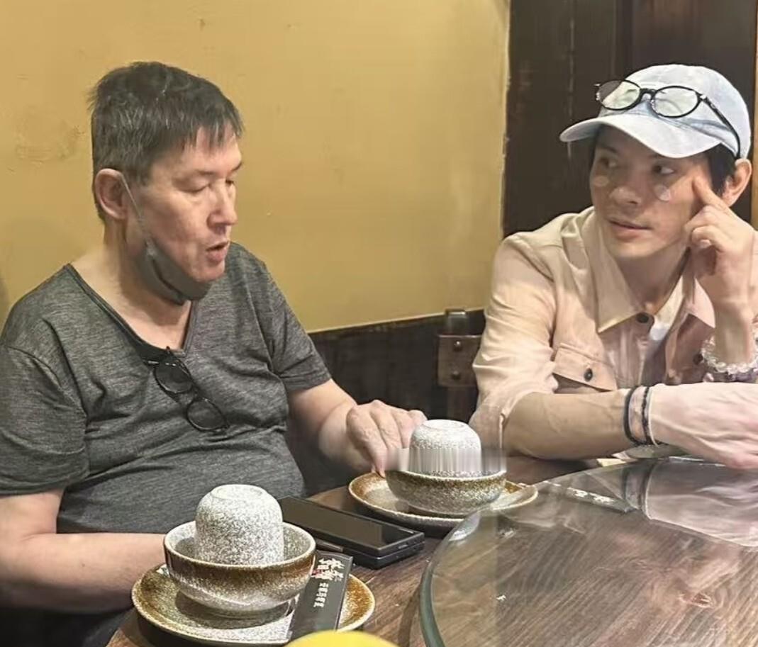 向佐又去台北看望老婆和岳父，一家10口人吃饭特别热闹。42岁郭碧婷没化妆坐在爸爸