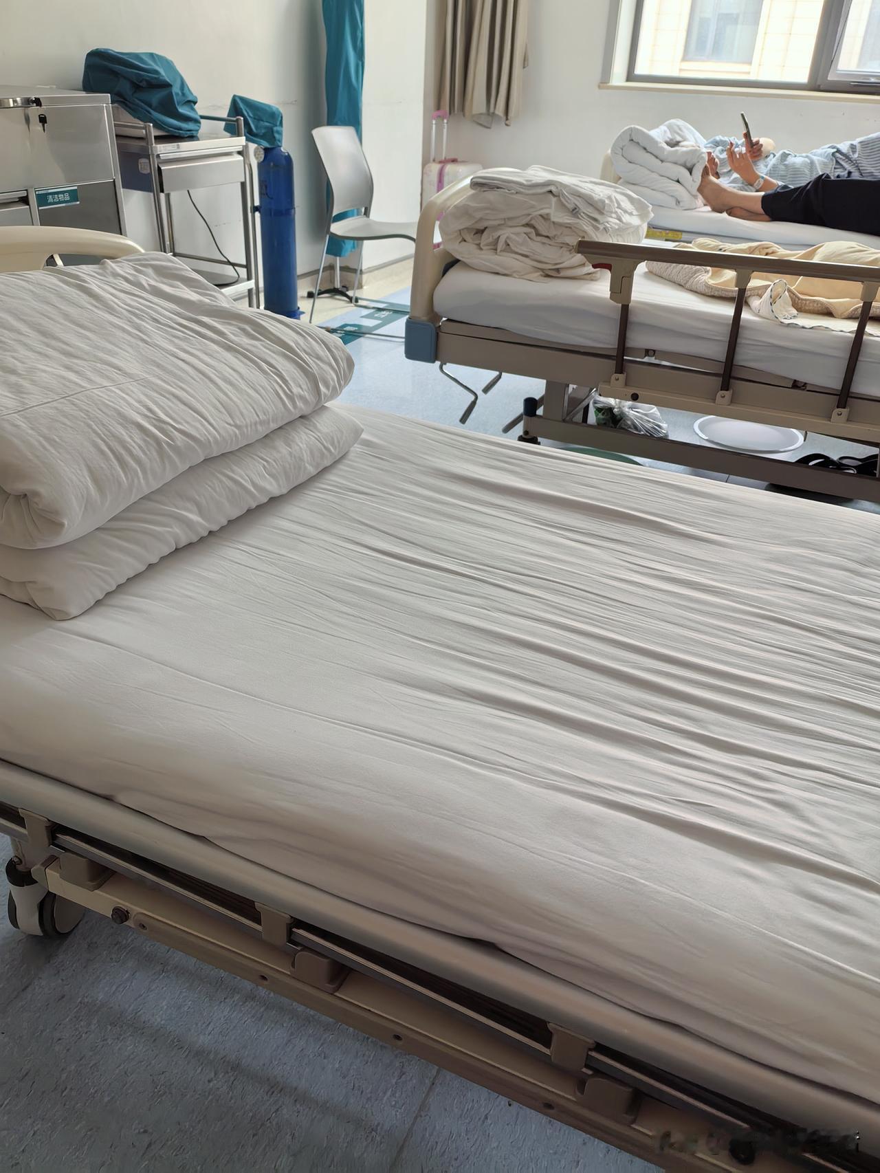 说实话，郑大一附院三甲医院收费高点，环境和卫生真的没话说，护士早上和下午来整理两
