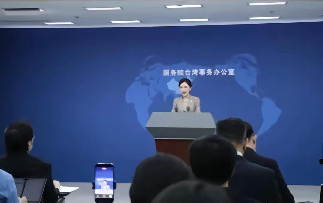 国台办今天回应了郑丽两句话！听着调子软乎乎的，其实话重得很，不光敲打在野党的