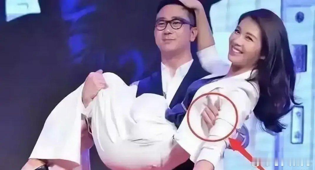 把刘涛抱在怀里，有谁注意到他手上的小动作，人品如何一目了然