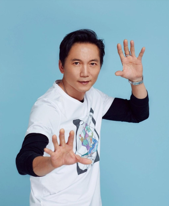 拍《九品芝麻官》时，王晶邀请邹兆龙出演反派“常威”，可邹兆龙拒绝，洪金宝揪着他的