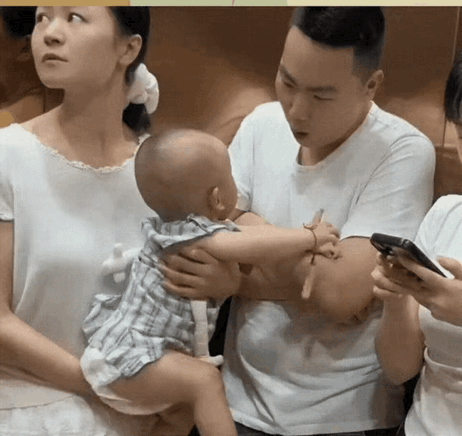 大哥只逗娃不逗娃妈会尴尬吗这条网络视频挺尴尬的，这男的逗女的小孩，大家从口型能看