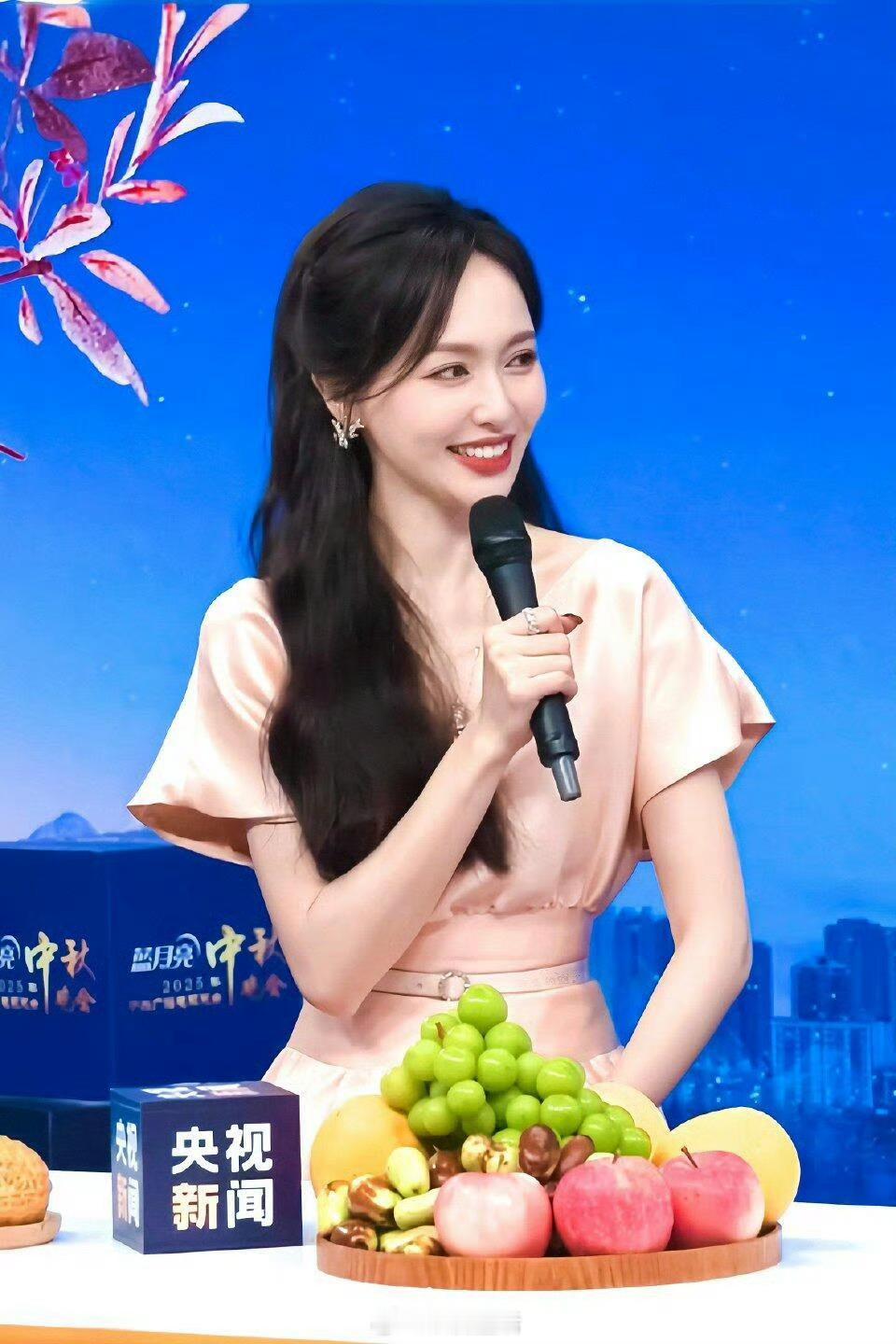 唐嫣获奖后首次出镜姐真的是人逢喜事精神爽，美的耀眼夺目。​​​