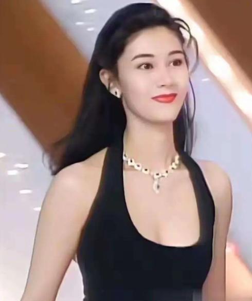 2008年，许晋亨执意娶李嘉欣为妻。他父亲放话，“你要是真的娶了她，我的400亿