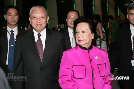 董建华夫人董赵洪娉，原籍广东江门。她早年远赴英国攻读护理相关课程，1961年