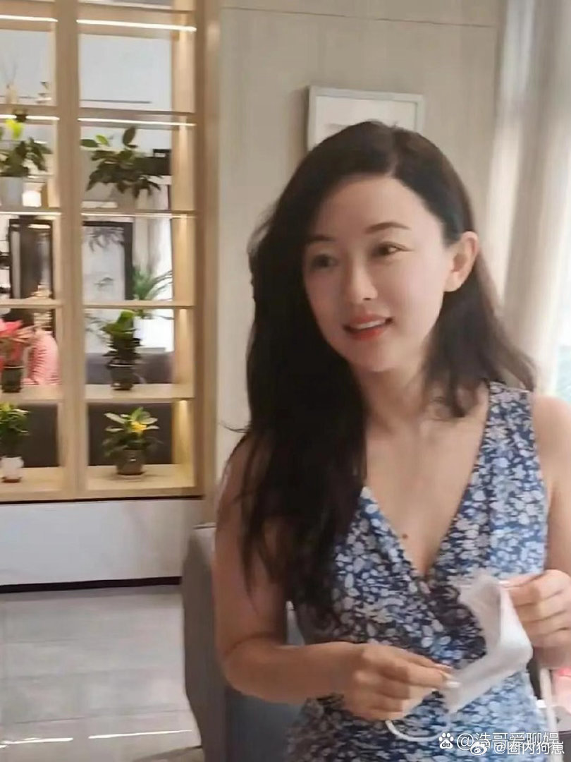 霍思燕与丈夫一同外出游玩，路人镜头下气色饱满体态圆润，完全看不出已是46岁，身着
