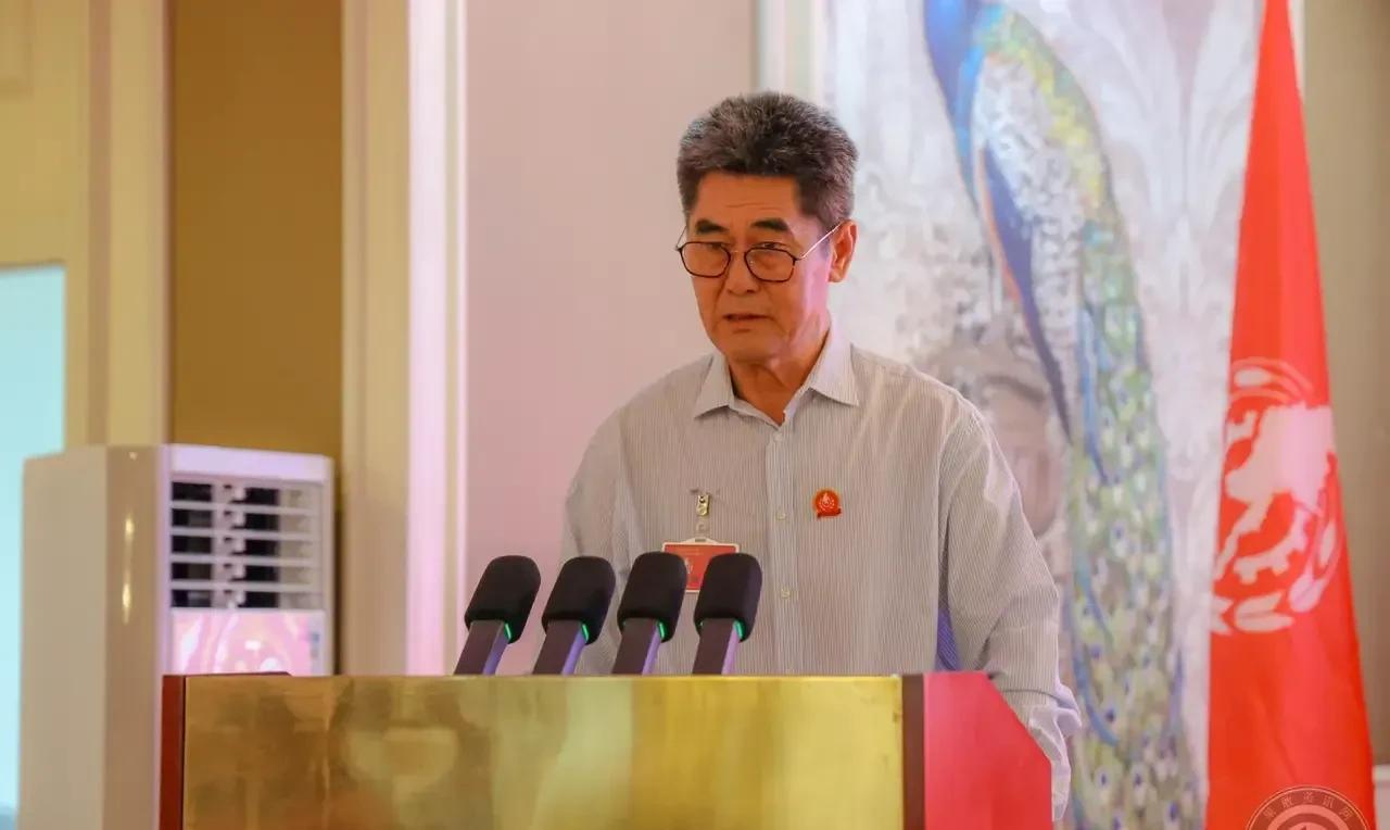 缅北消息，近日缅甸第一特区政府在老街原刘阿宝的酒店二楼召开换届大会。今年70岁的
